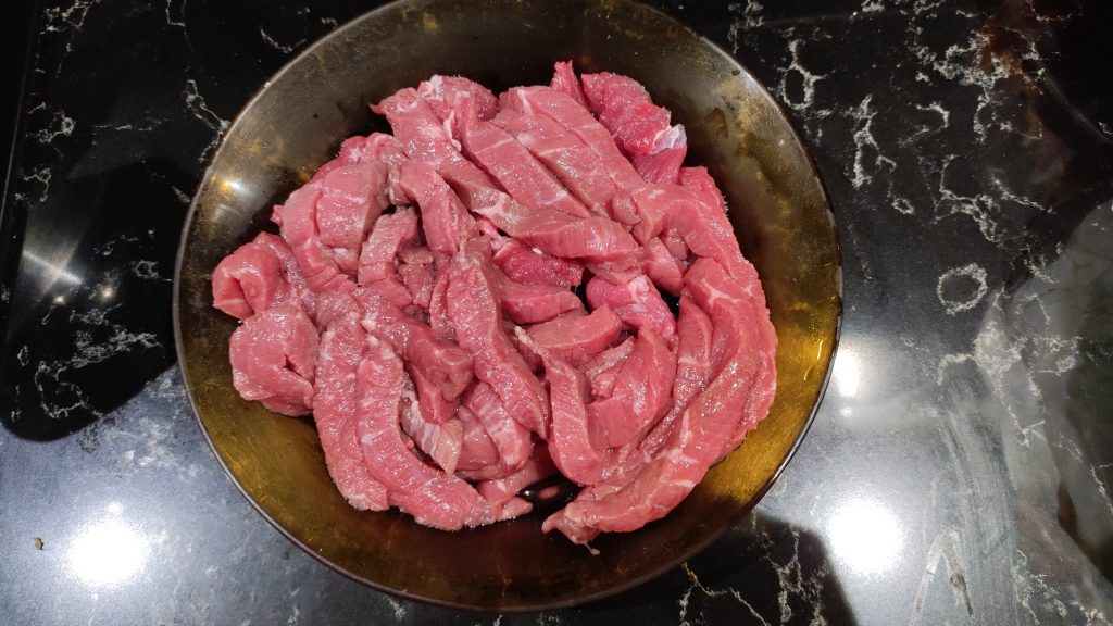 режем мясо для вкусного блюда Лагман Рецепты от Фолиант Бишкек
